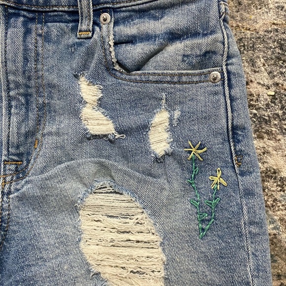 Gap High Rise 3" Embroidered Denim Shorts with Destruction Floral Size 27 - Picture 3 of 9